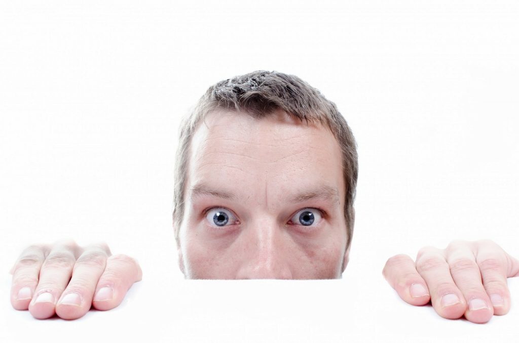 persona asustada buscando hosting wordpress en planeta wordpress